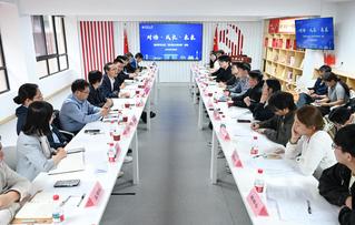 校长杨金龙走进嘉定校区学生社区...